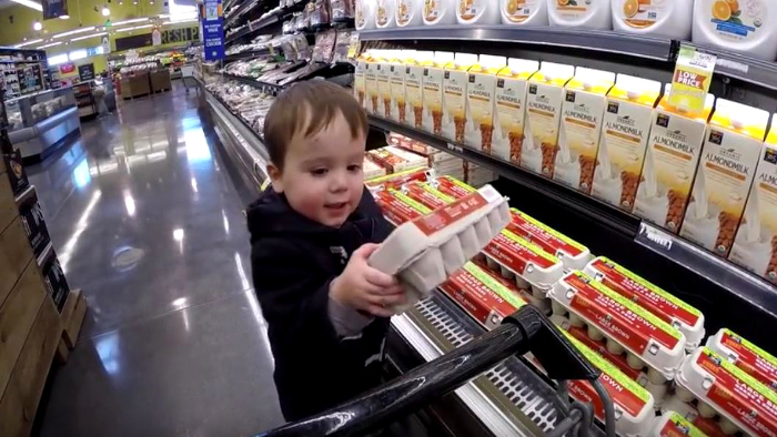When A 2 Year Old Goes Grocery Shopping It S So Cute It S No Wonder It